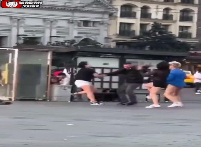 Video: Three transsexuals are fought by a Turkish man simultaneously